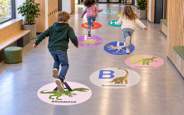 Alfabetsirkler med dinosaurer på gulvet