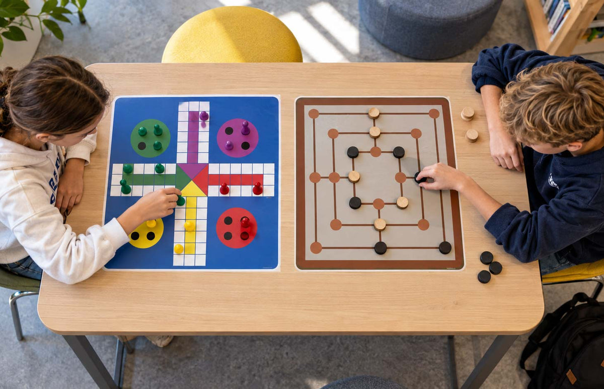 Brettspill folie 45 × 45 cm – elever som sitter rundt et brettspill i gulvfolie og spiller sammen på gulvet i skolen