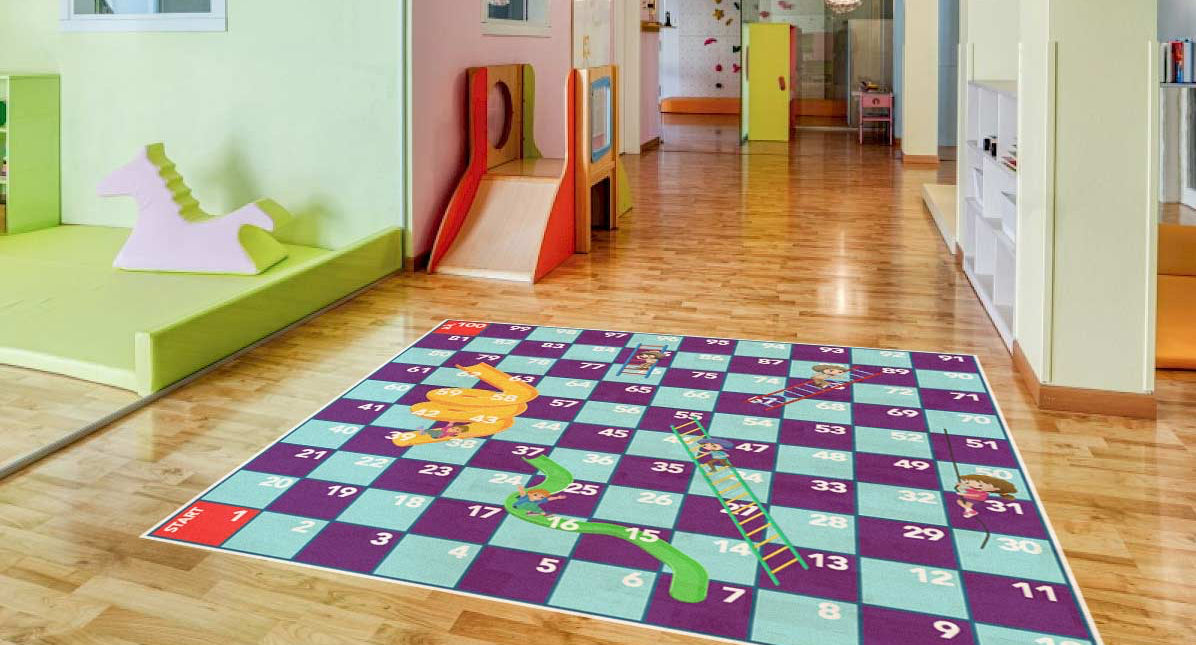 Stigespill til gulv på skole. Med sklisikkert laminat. Montert av Skoledekor.no/PS Press reklame