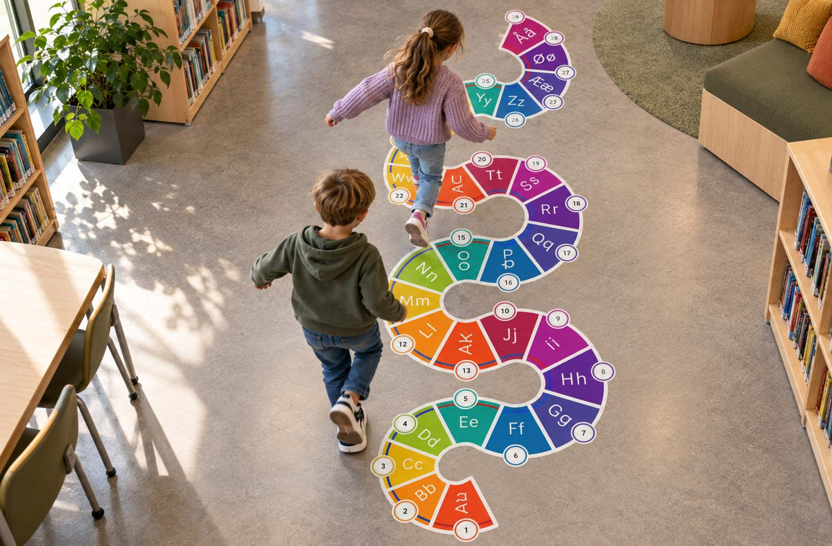 Tall- og bokstavslange lagt i buer på gulvet i skolen – tall og alfabet samlet i én lekesti for barnehage og småtrinn
