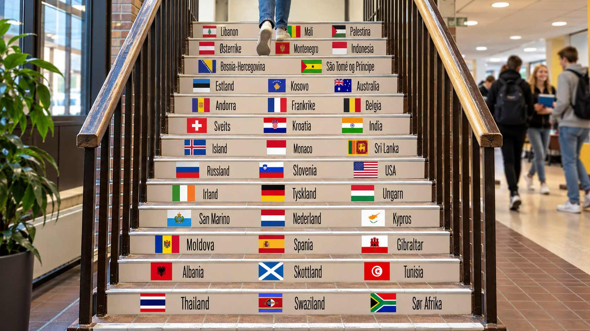 Trappedekor med flagg fra ulike land i skole