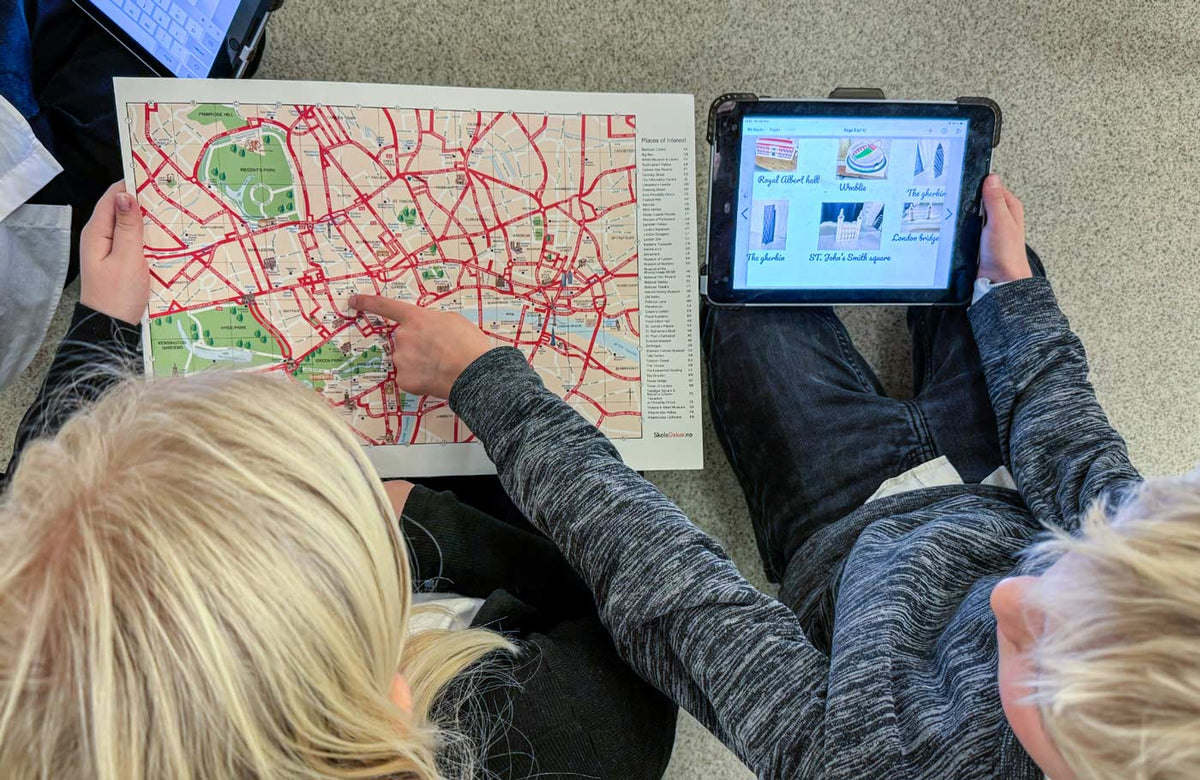 Elever leser kartreferanser på London-kartet og planlegger reiseruten mellom kjente steder og landemerker i den britiske byen