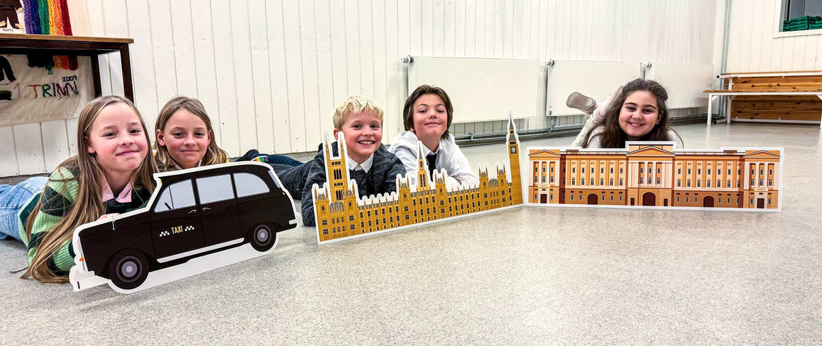 Oversikt over London-pakka med kart og figurer i miljøvennlig kartong, klar til bruk i klasserommet eller skolens fellesareal