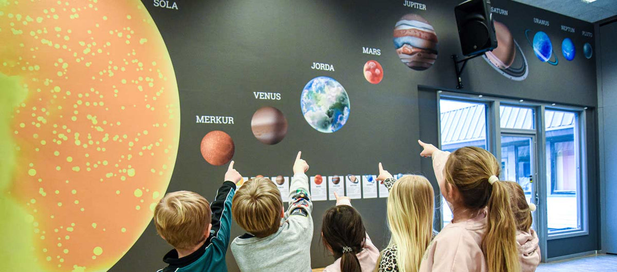 Planetvegg på Øreåsen skole i Moss – planetene i riktig størrelsesforhold over hele veggen i skolens fellesrom