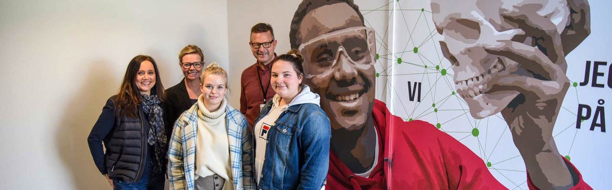 Veggdekor med store bilder fra skolens egen bildebank i korridoren på Malakoff skole i Moss