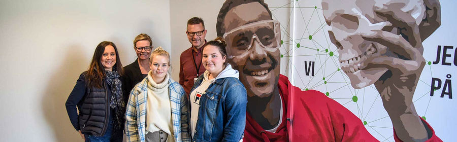 Veggdekor med store bilder fra skolens egen bildebank i korridoren på Malakoff skole i Moss