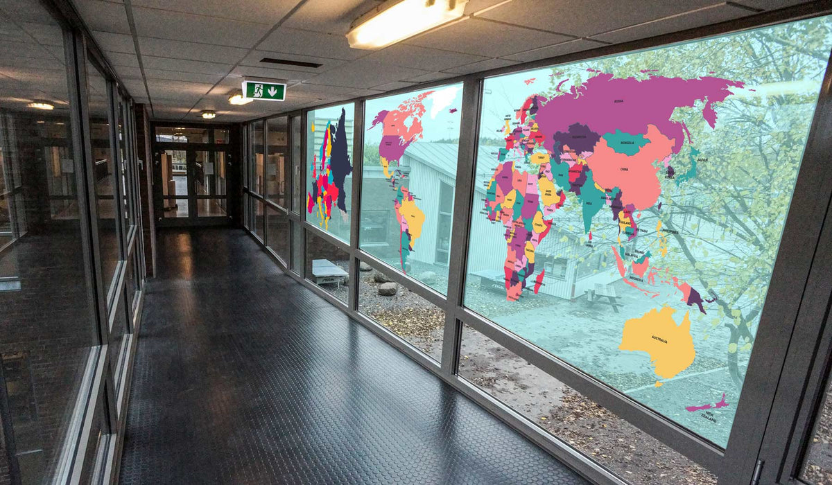 Verdenskart som gulvfolie på skolegulvet